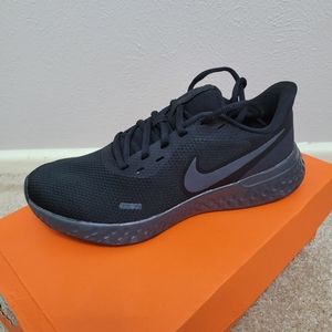 Nike revolution 5 size 7 black and grey